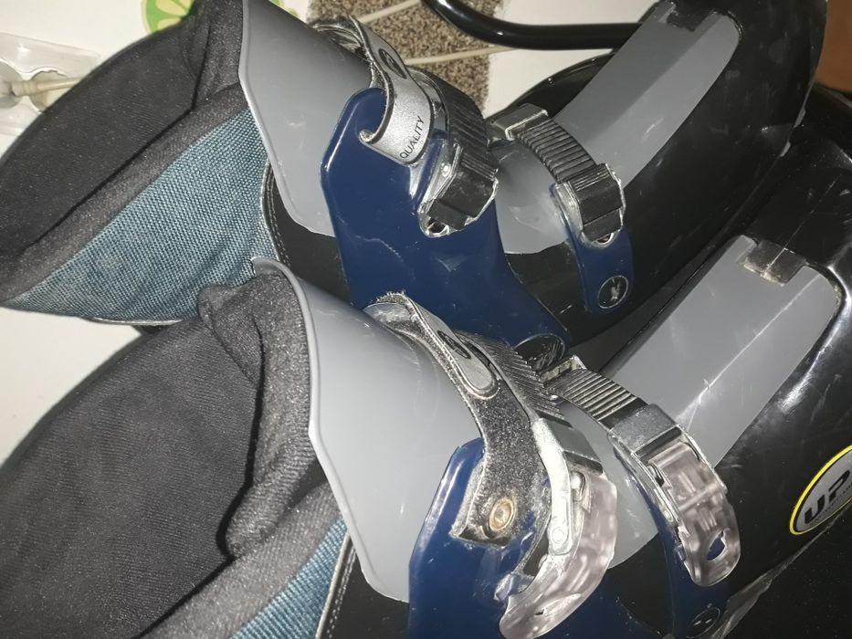 Clăpari, schiuri, ochelari, bețe, cască ski