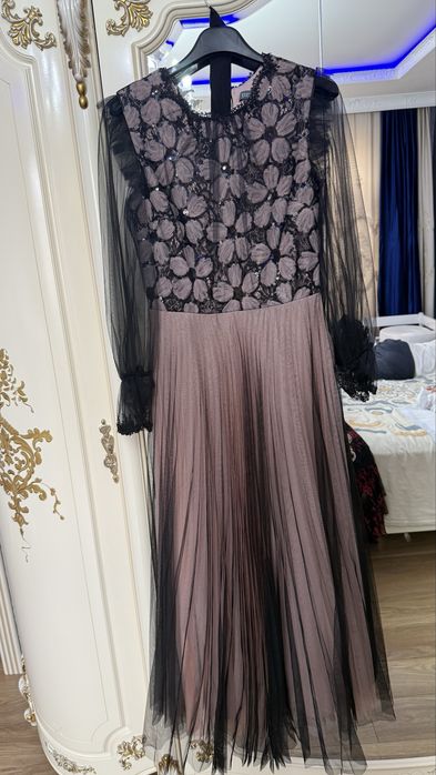 Вечернее платье с кружевом и фатином