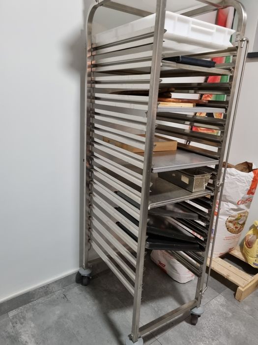 Căruț inox 15 tavi pe roți.