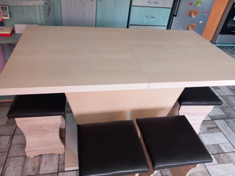 Vând masa extensibila cu 4 scaune