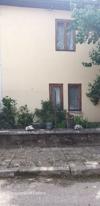 Продавам  двуетажна къща