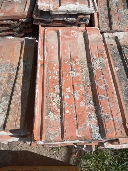 Țiglă și coamă de acoperiș