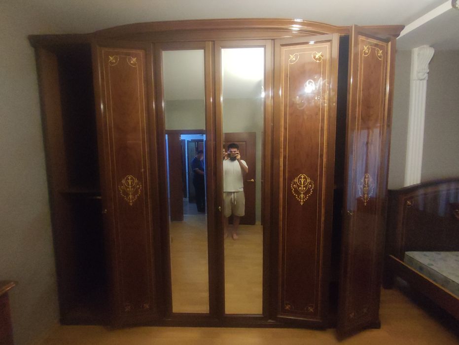 Mebil ustasi mebil yig'ish