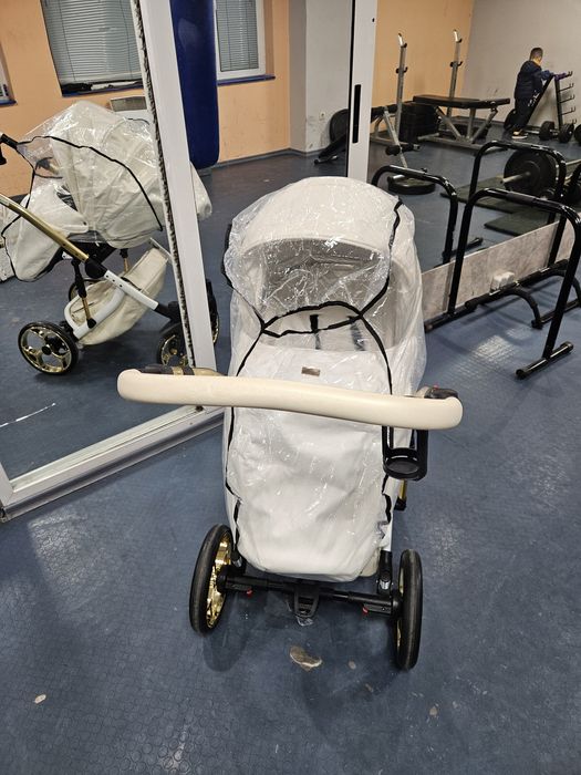Бяла бебешка количка 3в1