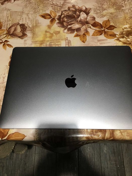 Macbook Pro Retina 15,4 - 2017 Touchbar 500gb-SSD cu 16Gb-RAM