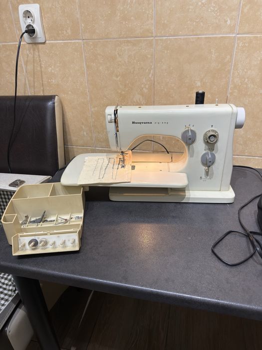 Masina de cusut festonat cu butoniere HUSQVARNA Germania