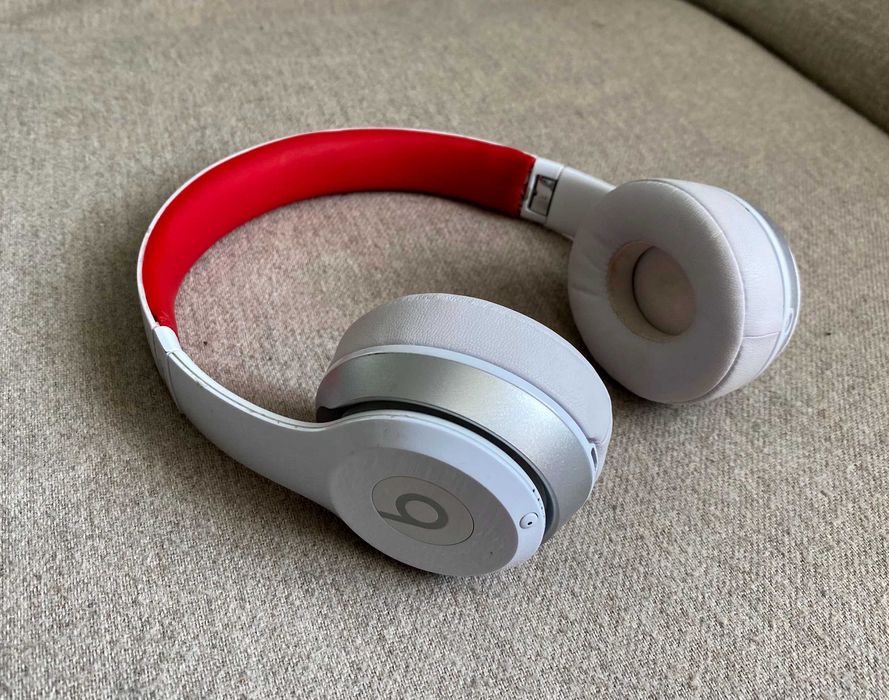 Casti Beats Solo 2 On-Ear Wireless - albe - defect la rama - originale