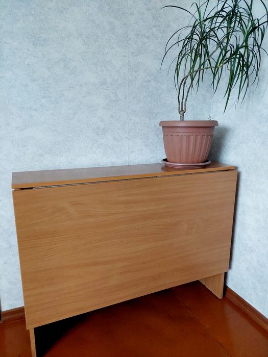 Продам стол-книжку в хорошем состоянии.