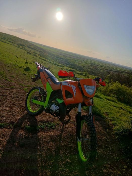 Vând sau schimb an 2006 capacitate motor 49 dețin acte
