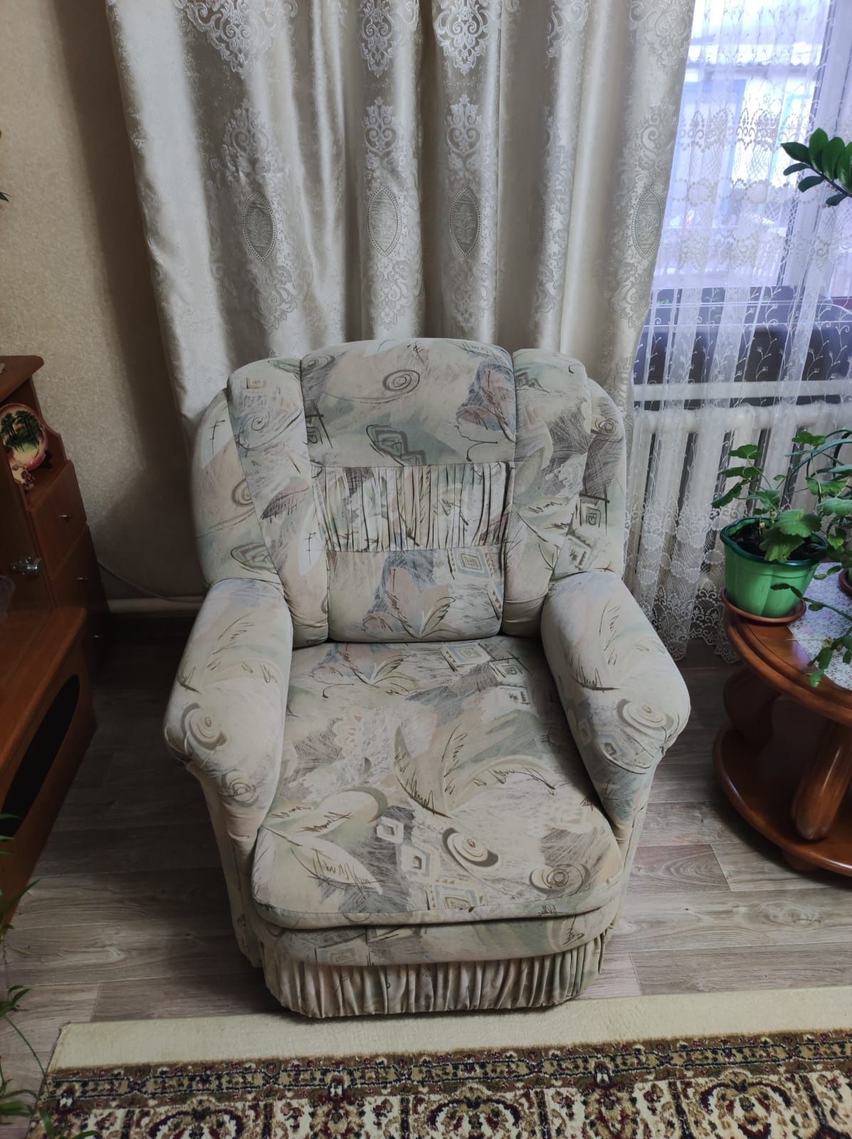 Продаю диван угловой с креслом