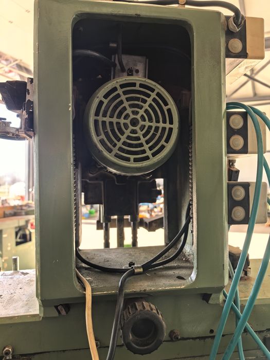 Верижна дълбачка за врати с пневматика.