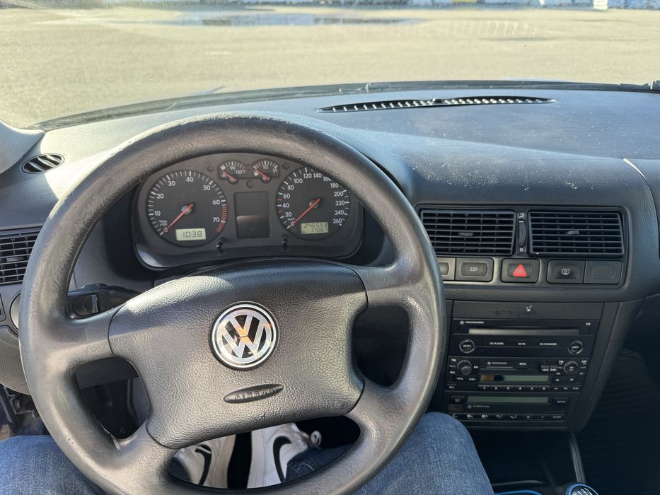 Vand Golf 4 . 1.6 Benzina