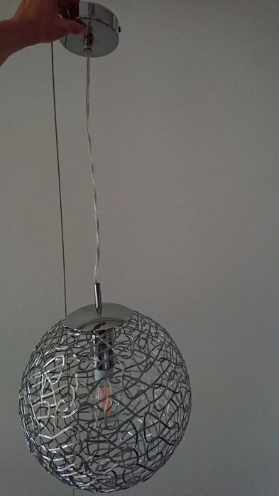 Lustră metalică, foarte frumoasă, design deosebit