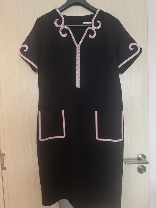 Черна рокля с розови орнаменти и камъни