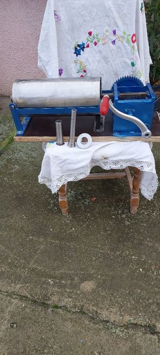 Se vinde masina de umplut mațe