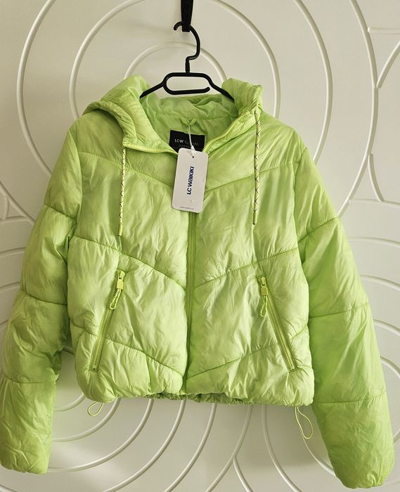 Яке в електриково зелено