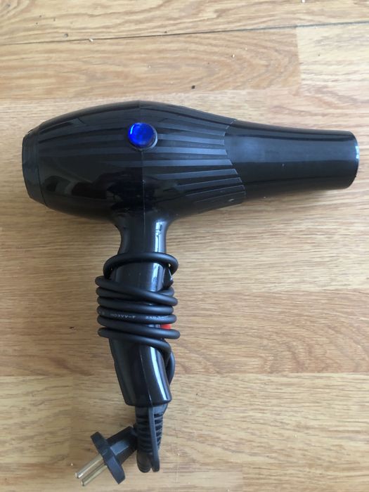 Фен для волос черного цвета