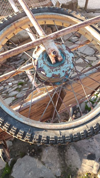 Продавам метална количка на две колела  мотоциклетни