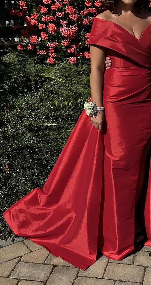 Rochie de seara rosie de designer