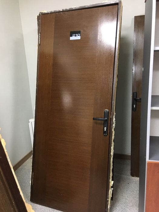 Двери, шкафы, тумбочка (мебель)