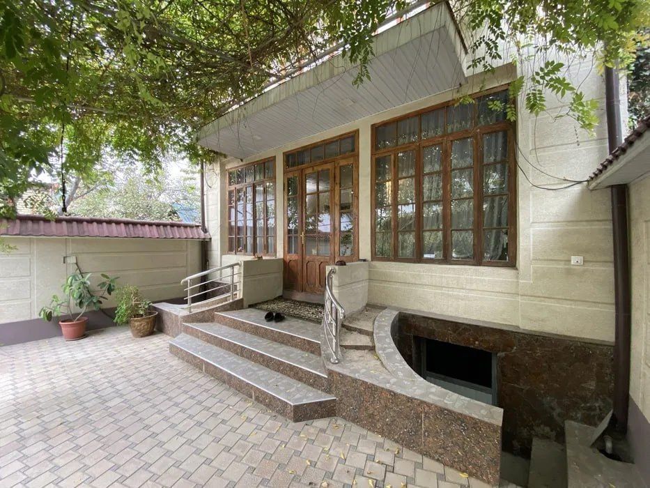 Сотилади Дом Яккасарай 2,5 сотки 2 этажа ор. ресторан Сим Сим Продажа