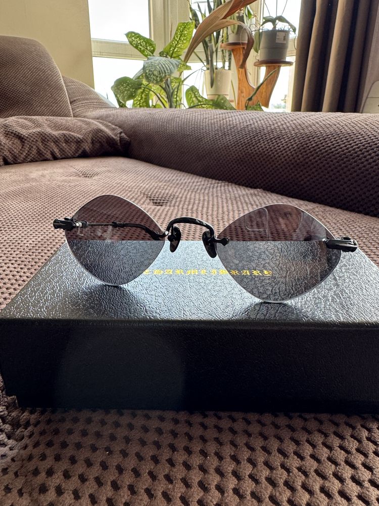 Продавам слънчеви унисекс очила Chrome hearts