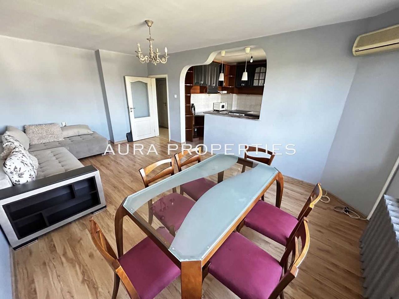 Дава се под наем Двустаен апартамент в Разград, Център - 70 кв.м за 306 € - Снимка #1