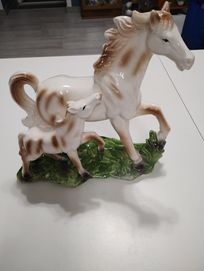 Немска порцеланова фигура на кобила с малко конче