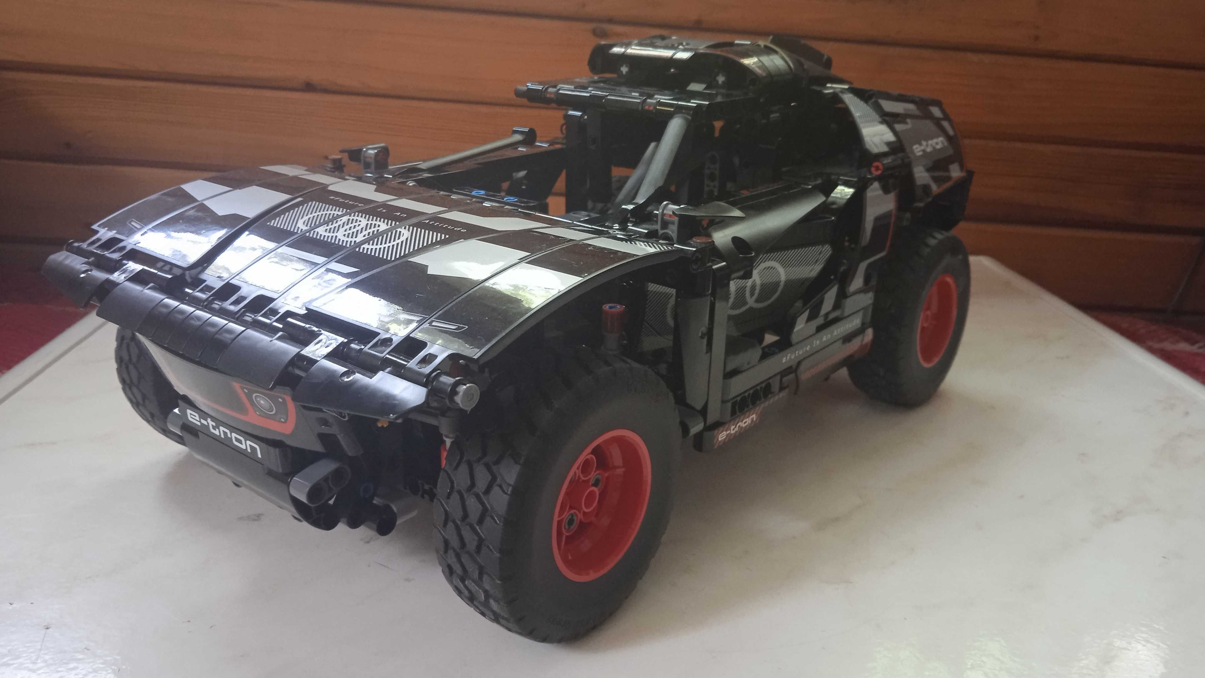 Лего колекция  Audi RS Q e-tron Апарат Polaroid OneStep SX-70 и друг