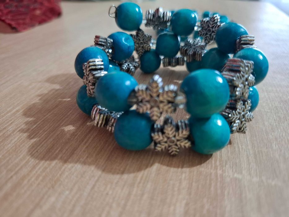 комплекти  гривни и колие  " Снежинки "