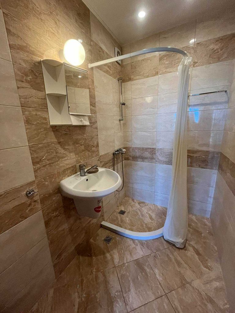 Дава се под наем Тристаен апартамент в Бургас, Център - 120 кв.м за 165.75 € - Снимка #2