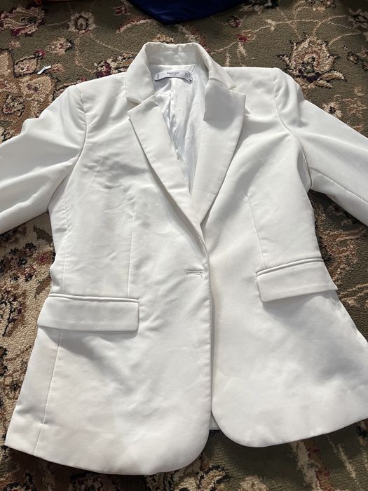пиджак блеого цвета