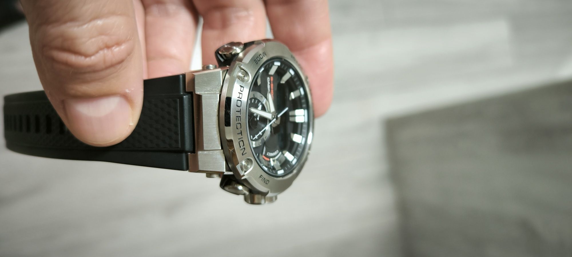 Vând Casio G-Shock GST-B200