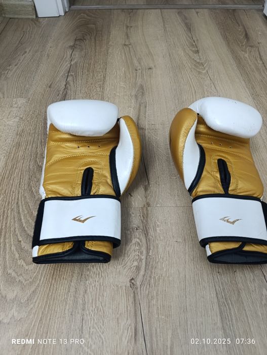 Боксерские перчатки EVERLAST хорошего качества