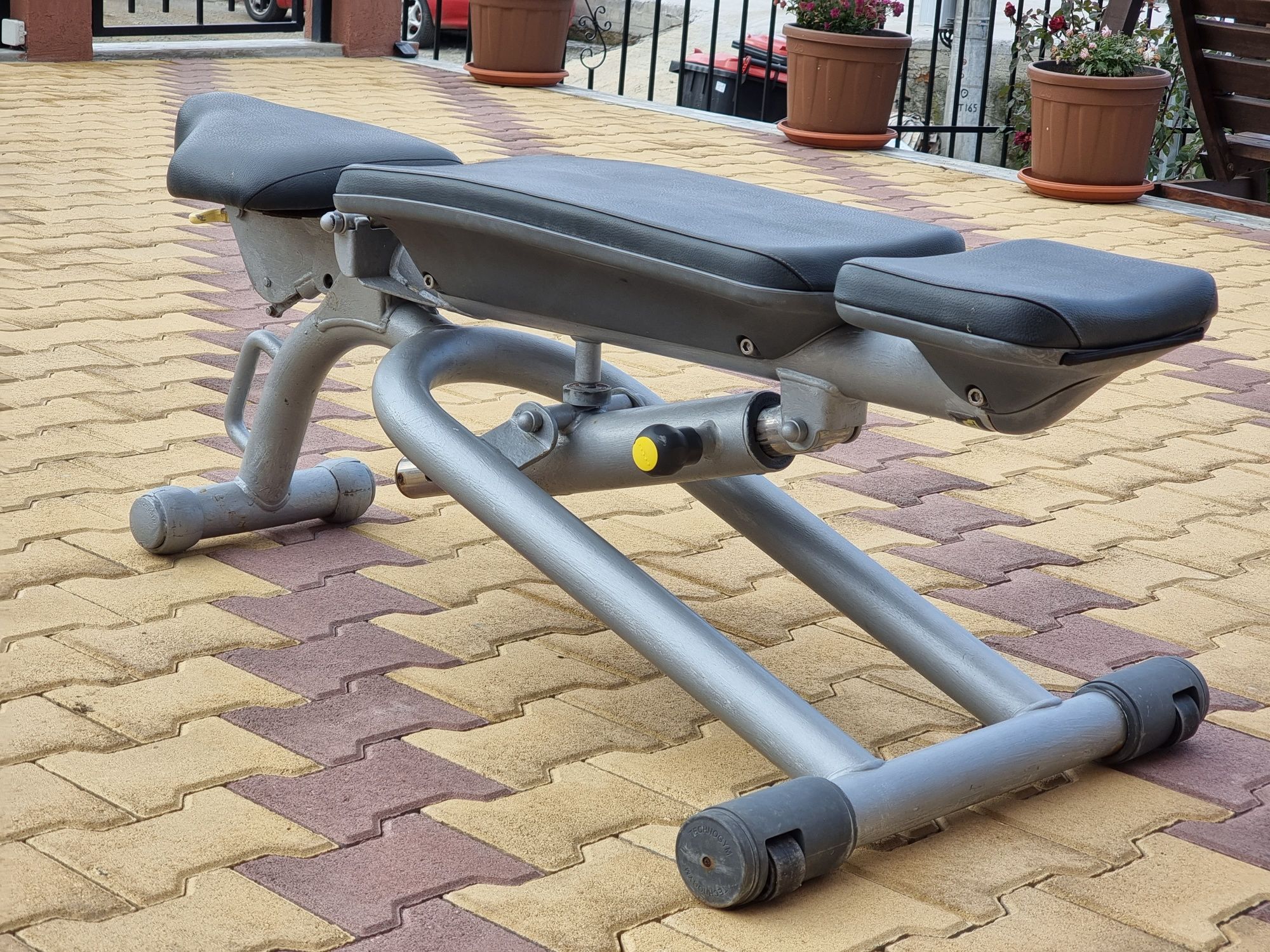 Регулируема лежанка Technogym Element+ Series