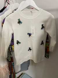 Пуловер с пчелички, бяло поло с къс ръкав.