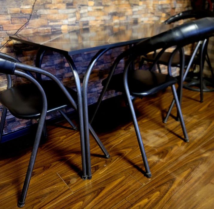 В новом состояние качественный комплект 1 стол 4 стула читайте ниже