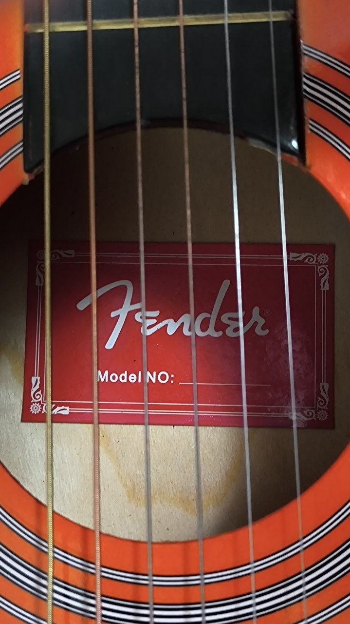 Гитара акустическая Fender, с чехлом и ремнём.