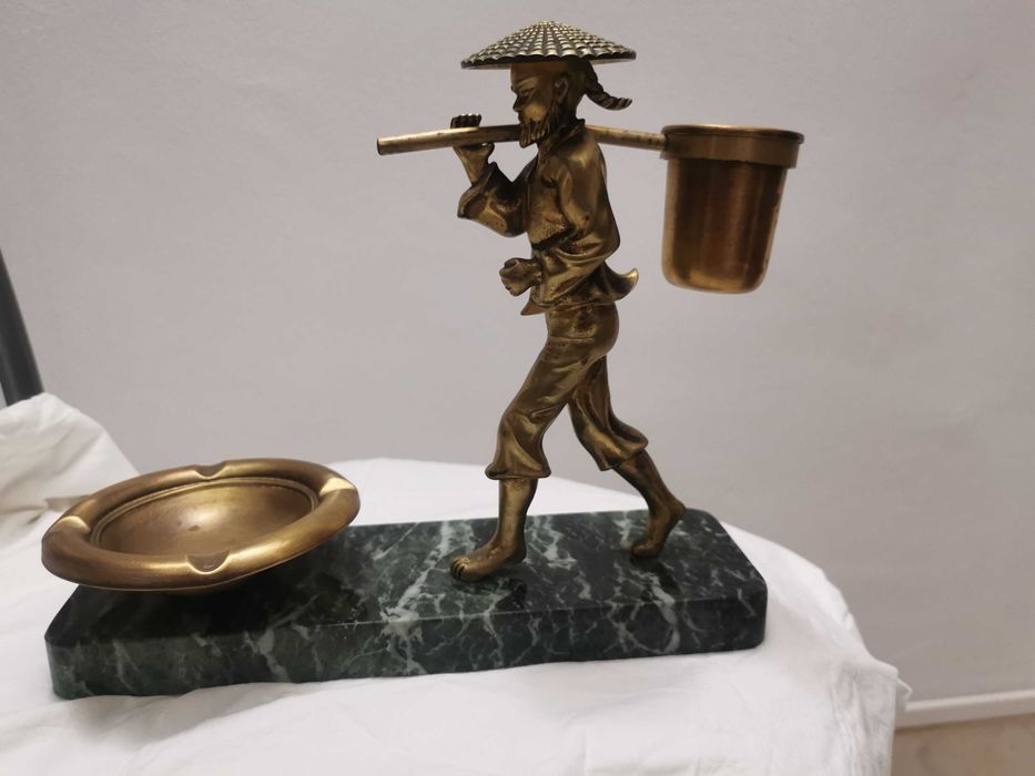 Statueta Barbat Asiatic din bronz cu baza din marmura