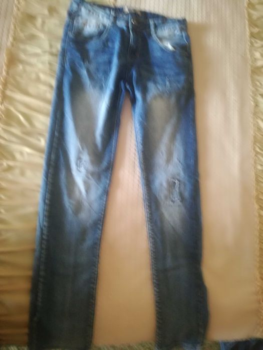 Продавам детски дънки Fasion Kids-модерни с кръпки