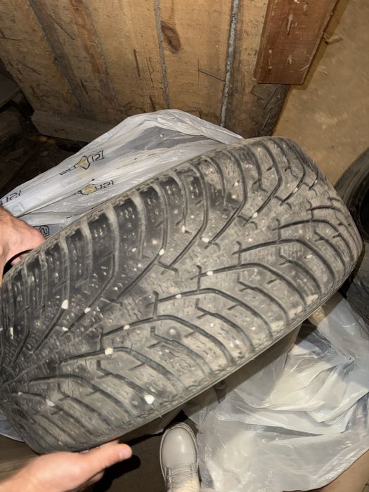 Продам зимнюю шипованную резину 215/55 R17