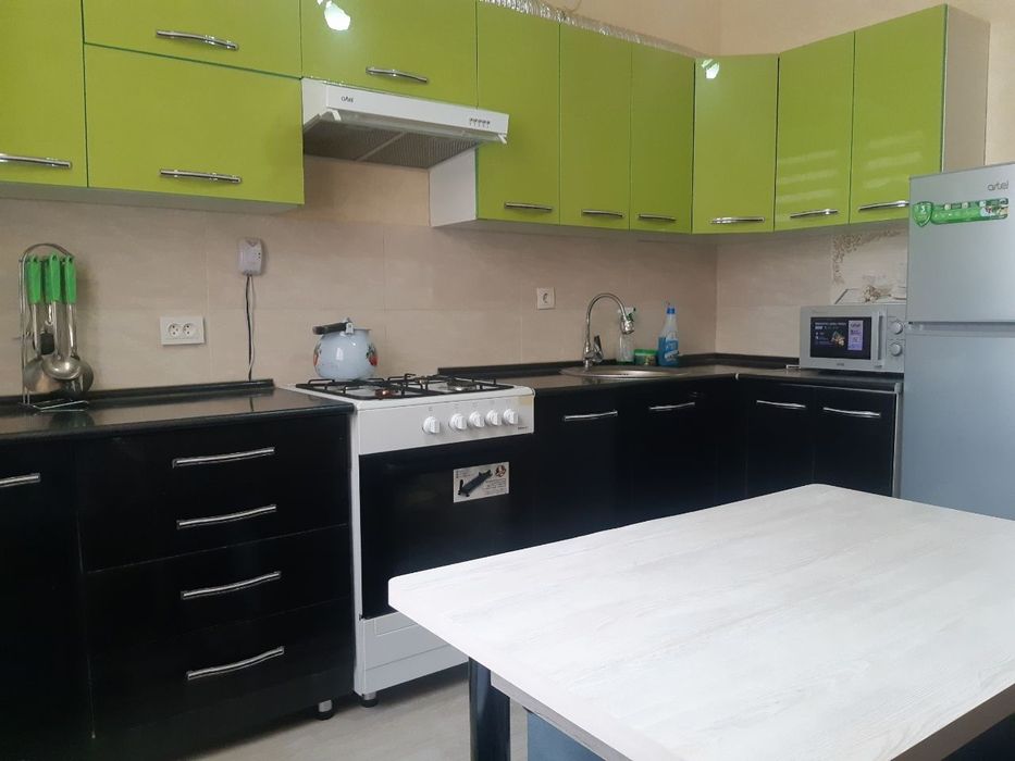Продаётся 3х ком. кв. 96 квадратов,  на 1 этаже , метро Дустлик