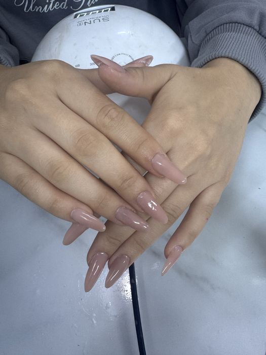 Нужны модели на маникюр в район Алма сити