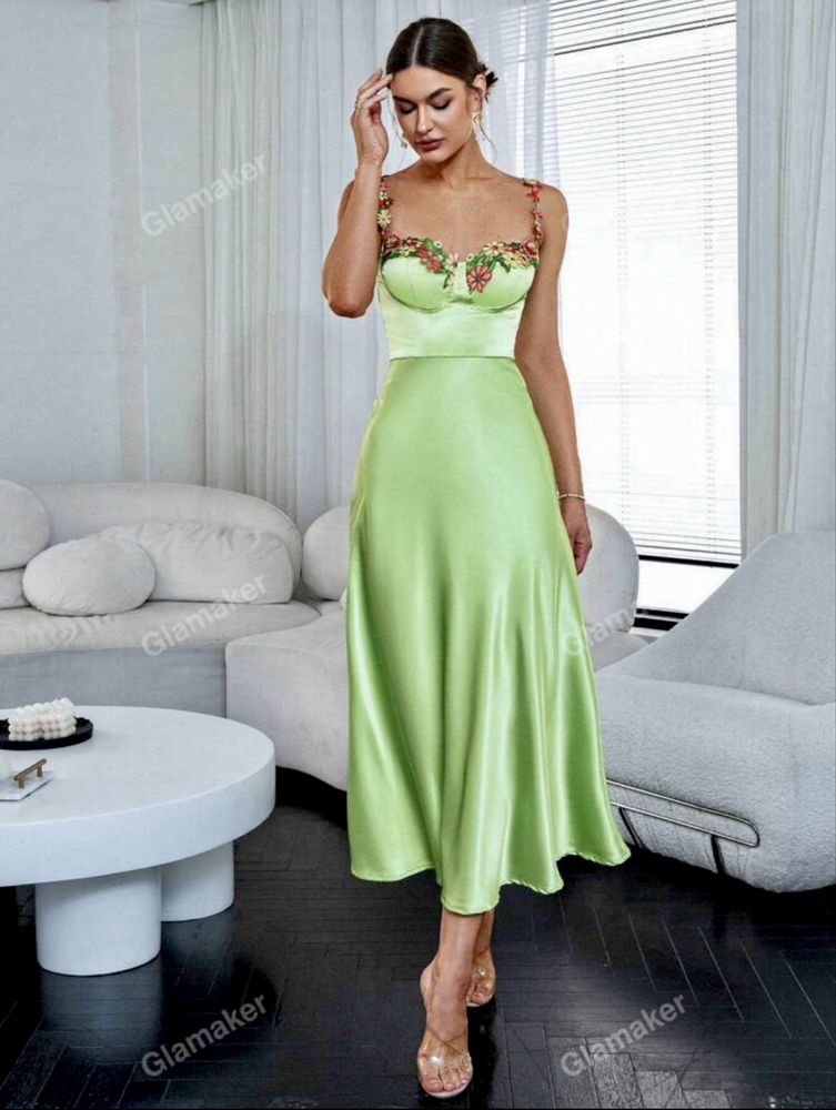 Rochie de culoare verde deschis si flori brodate in jurul bustului