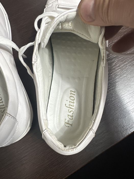 Vand incaltaminte sport de piele,marimea 43 purtati putin