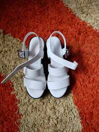 Sandale de fete culoare albă