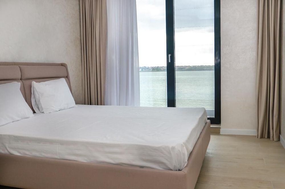 Ofer spre inchiriere apartament cu 3 camere cu vedere superba spre lac