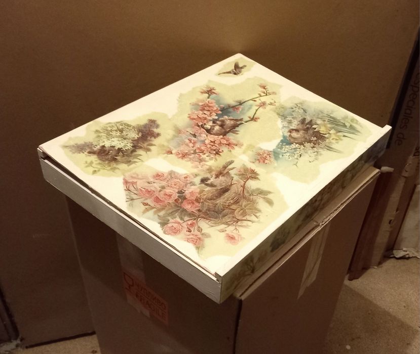 Уникална Дървена кутия за дребни накити и бижута, Ръчно декорирана