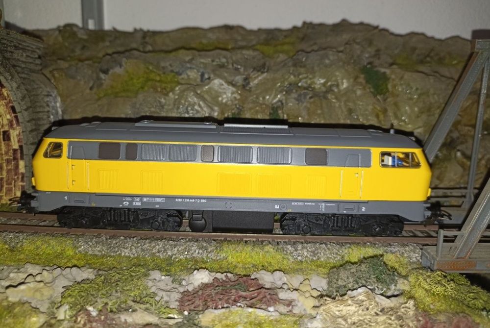 Locomotiva diesel piko BR218 

Lumini in funcție de direcția de mers
T