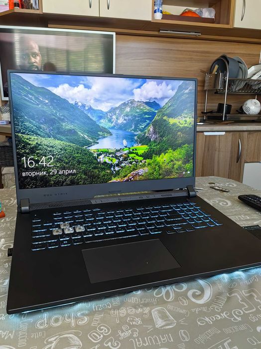 Лаптоп Asus ROG Strix G17 Ryzen 7 5800H 32RAM 2TB RTX3070